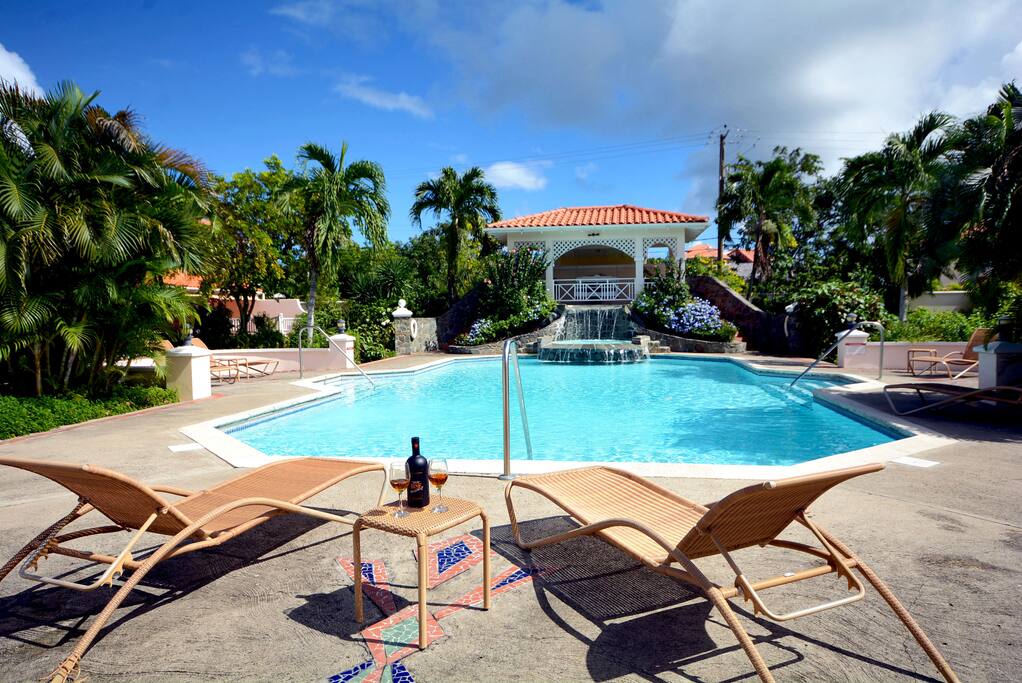 une magnifique piscine au cœur du condominium