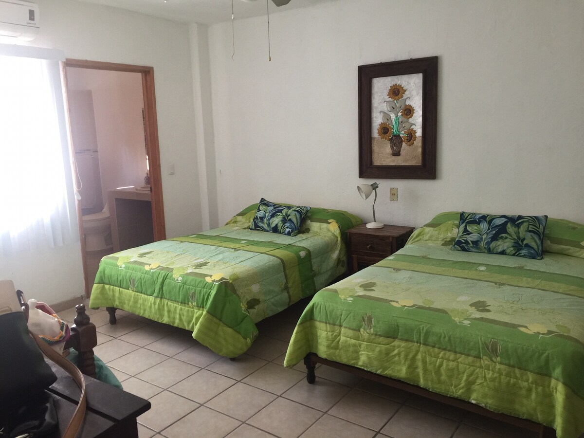 房间有两张双人床，卫生间在后面，配有空调 