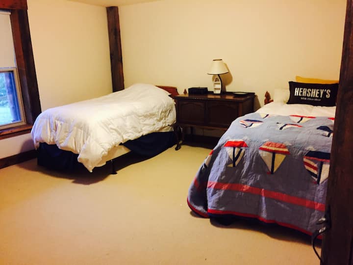 Dormitorio con dos camas de nivel inferior