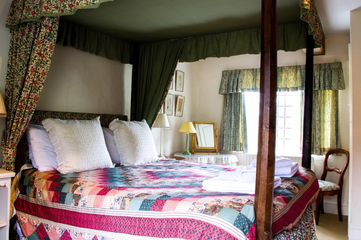 Četiri plakata s bračnim krevetom u spavaćoj sobi Grist Mill