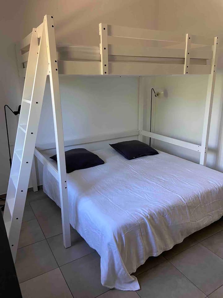 chumba cha watoto
Vitanda 290 kwenye ghorofa ya chini ambavyo vinaweza kuunda kitanda cha digrii 180
Kitanda cha mezzanine cha sentimita 1 140