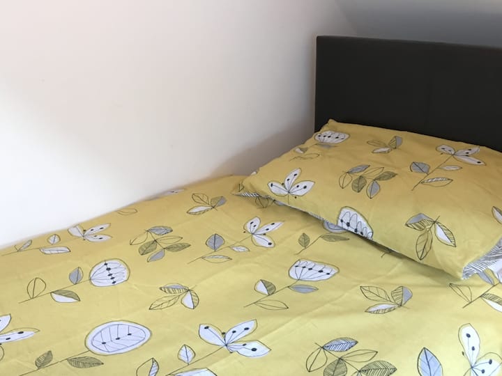 Единечен кревет со ширина од 2’6"Ty Glo Cottage, исто така, достапен како Kingsize кога е поврзан заедно