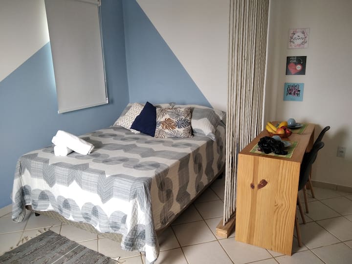 El municipio en la pared junto a la caja de la cama se colocó una persiana para evitar que la luz entrara. 