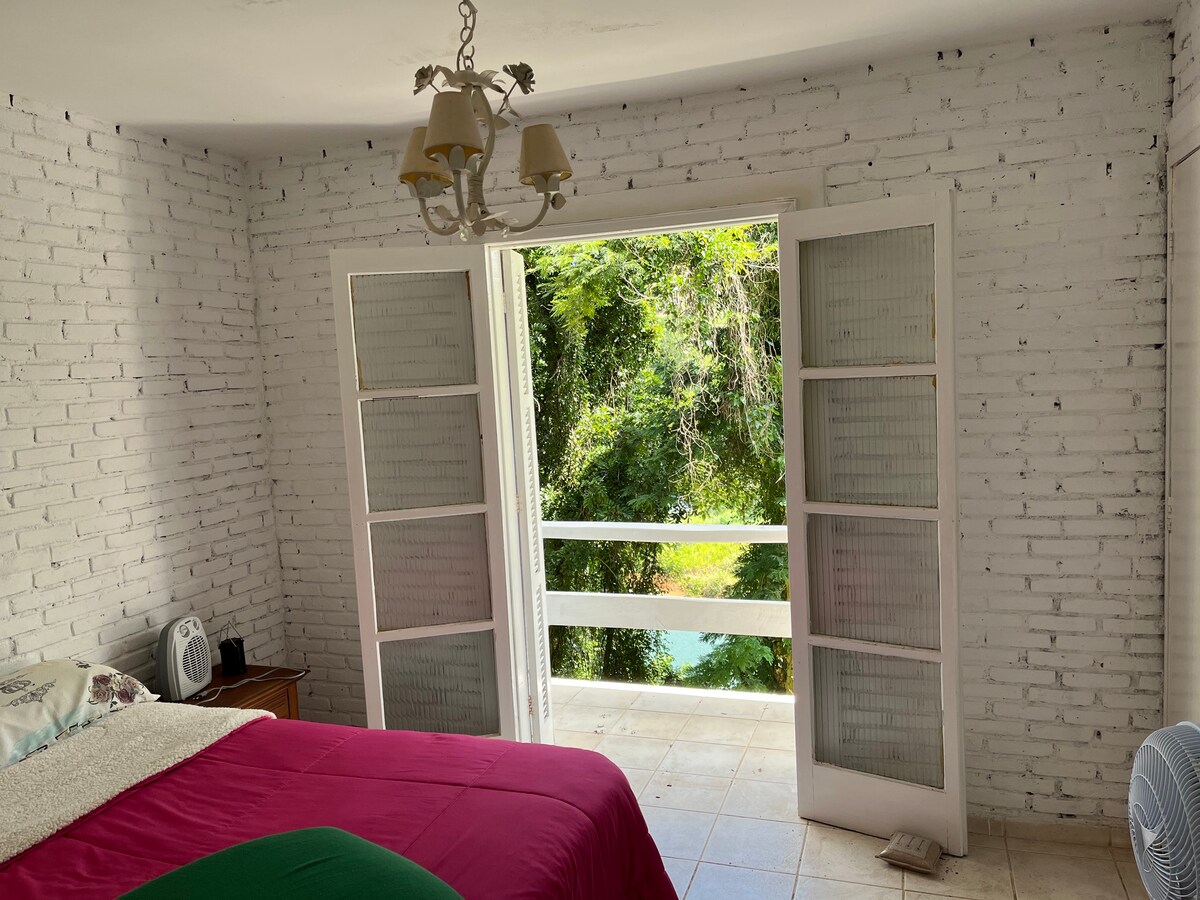 Suite 4 du ranch avec une porte de comptoir, un balcon et une vue sur le barrage.