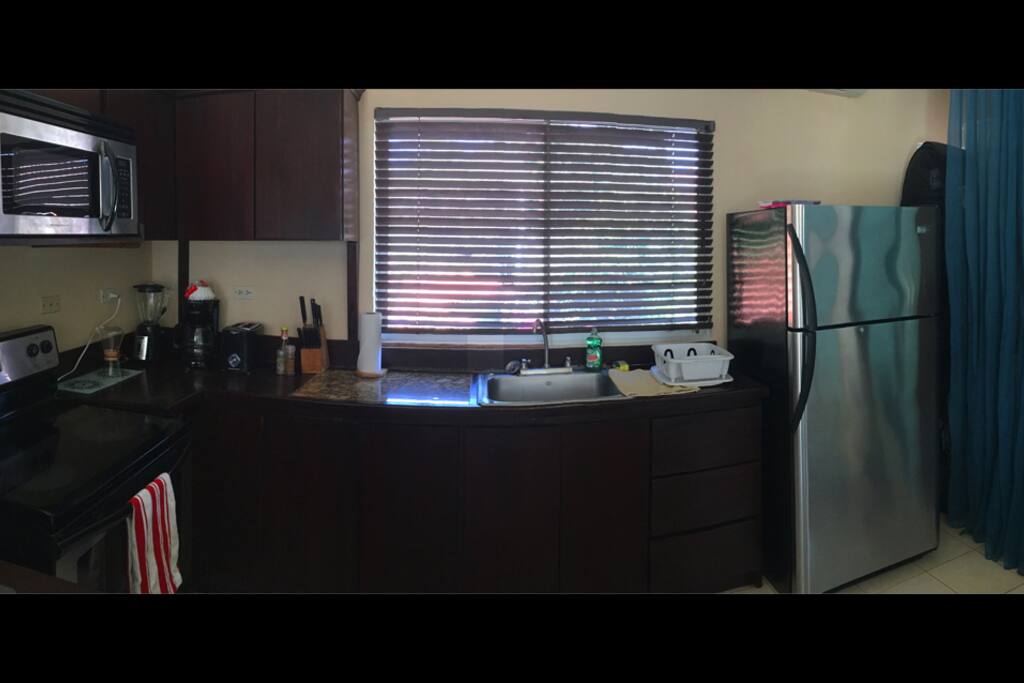 Full kitchen with island work area (day)
