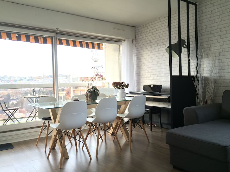Salle à manger avec vue sur Saint Cloud et le parc de St Cloud
