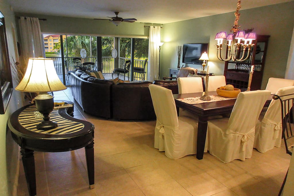 Chair, Furniture, Dining Room, Indoors, Room