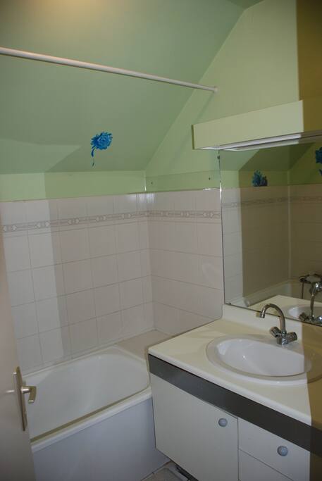 Une salle de bain à partager avec un autre hôte Airbnb