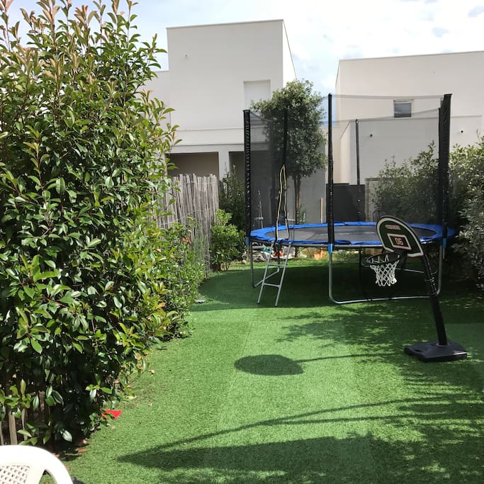 Jardin de 60m2 avec une terrasse de 11m2 agréable pour les soirs d’été