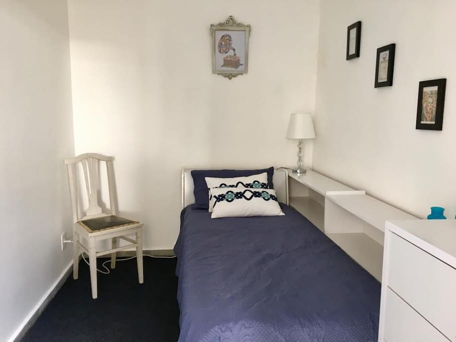 Habitación privada en suite. El cuarto es muy luminoso.