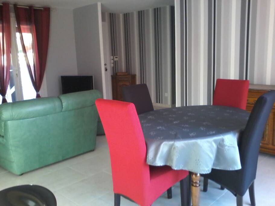 séjour salon donnant sur deux terrasses