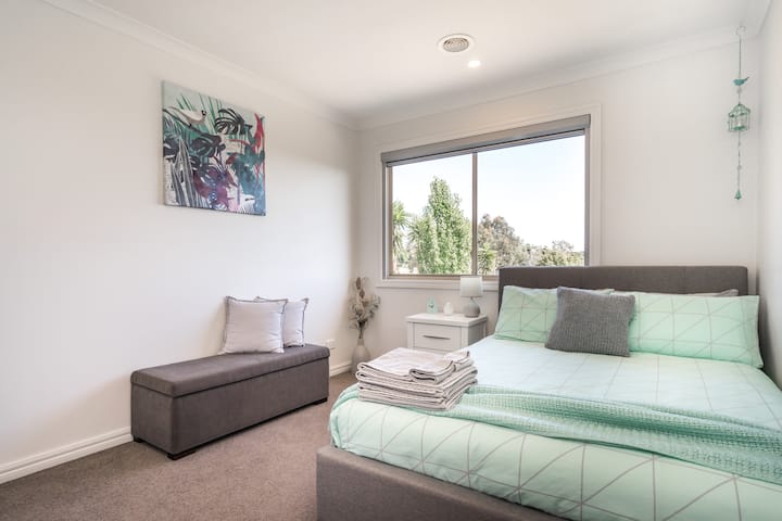 Dhoma e gjumit 1 në katin e mesëm