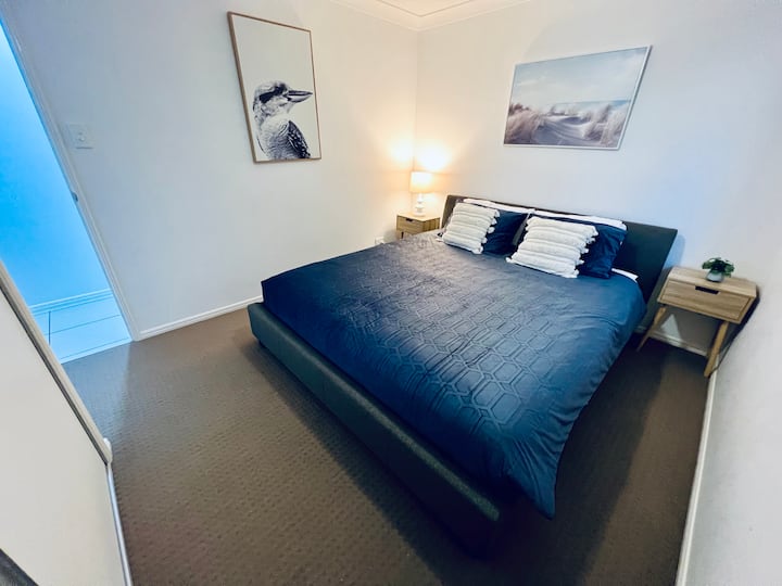 Брачен кревет (широк 150-179 см) со вграден гардеробер 