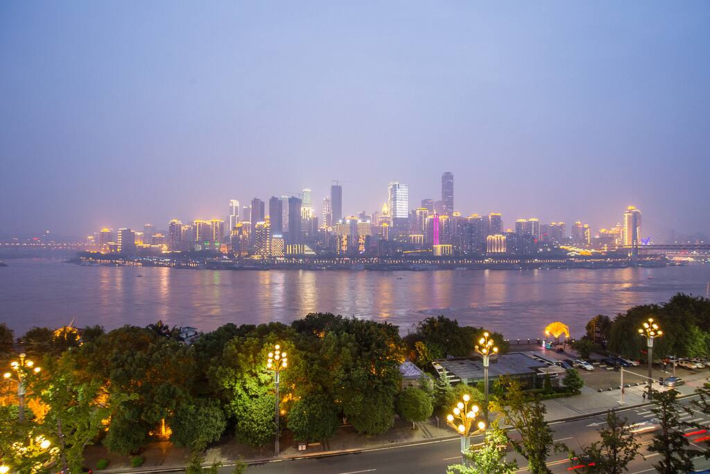 小区的夜景江景