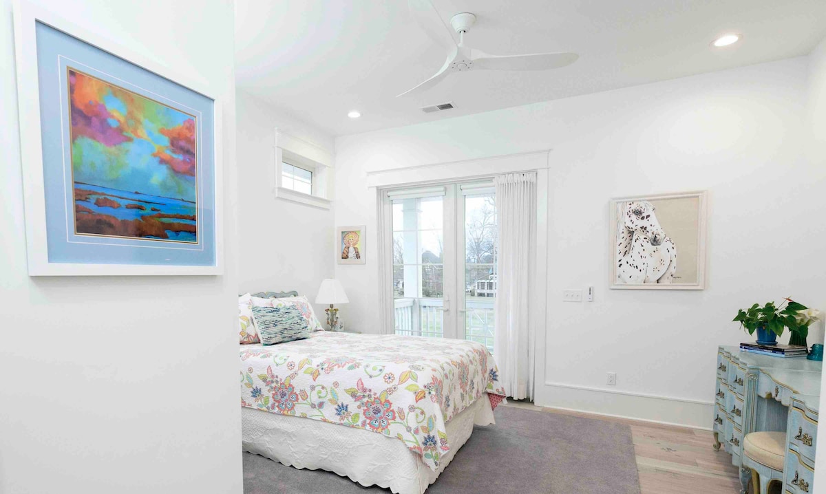 东套房。标准双人床。 更衣室/步入式衣柜。 吊扇。电视有Roku、Hulu、Netflix、HBO、Prime等。 阴凉处，通往阳台的法式门。 卫生间/淋浴间。整栋房子都有净化水。 有很多原创艺术。 翻新的中世纪家具。