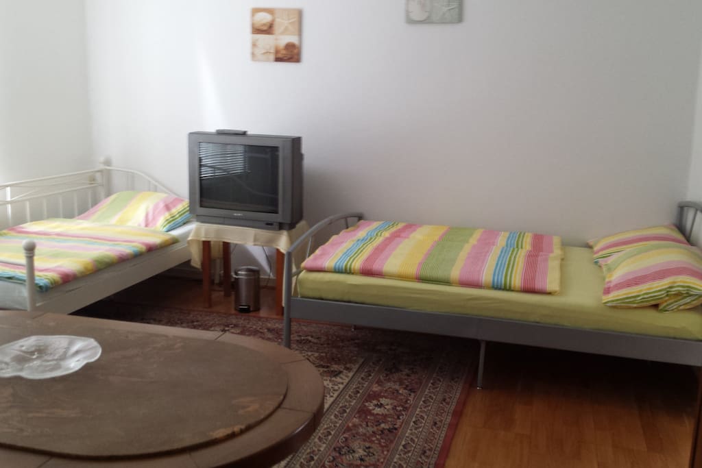 Doppelbett und Einzelbett im 2Raum-Apartment
