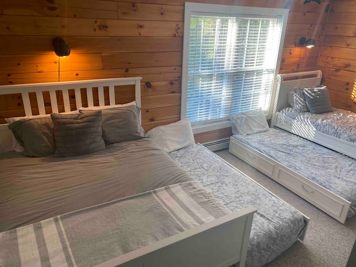 1 queensize bed
1 eenpersoonsbed
Twee eenpersoonsbedden (onder de bedden)