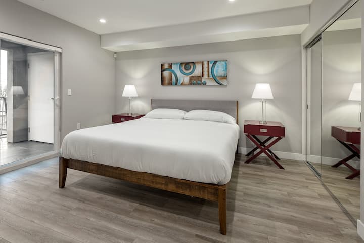 سرير بحجم كبير مع بياضات عالية الجودة