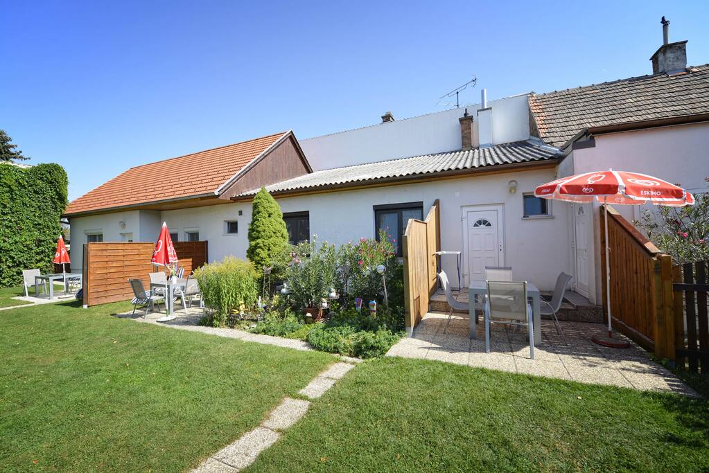 Unsere Terrassen mit Liegewiese
