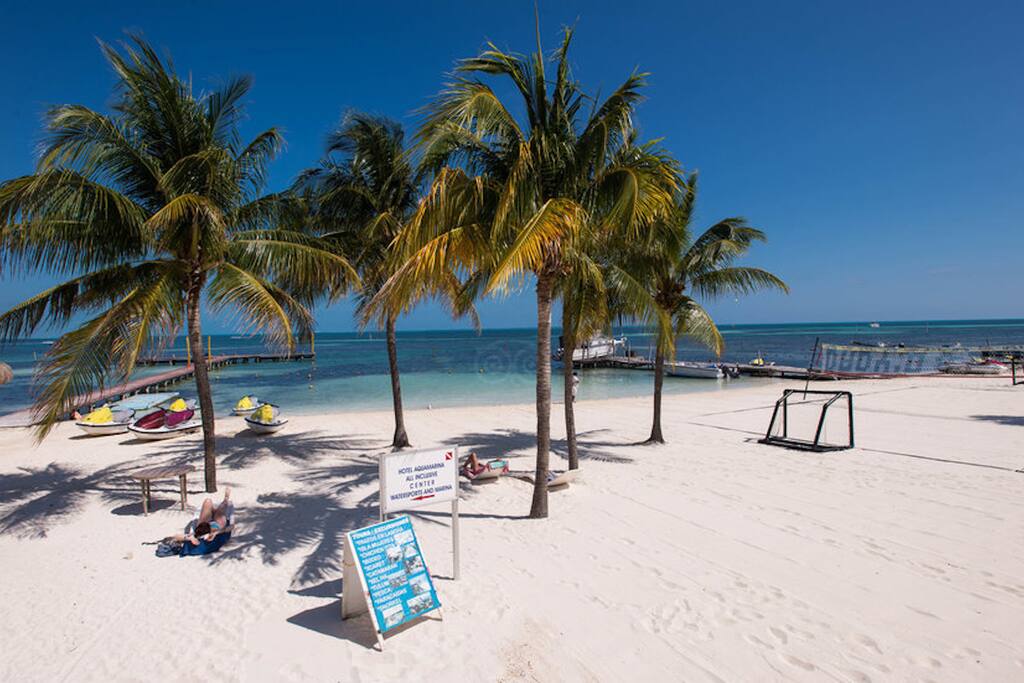 Acceso a la playa con cancha de beach soccer