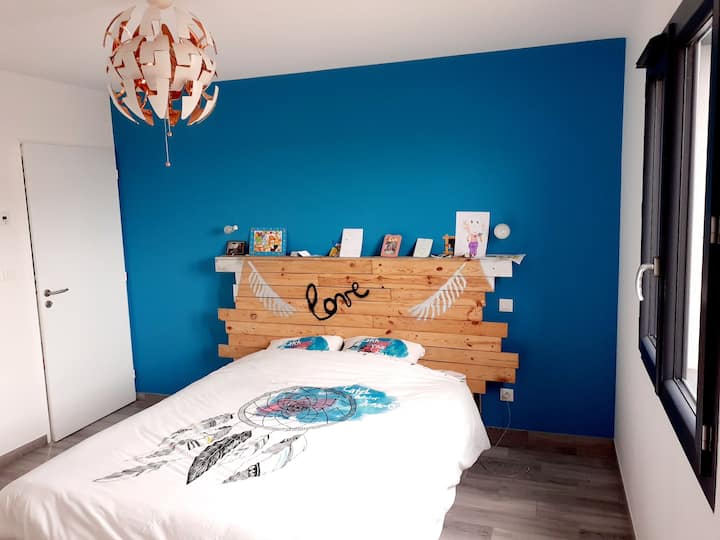 主套房位于一楼，配有更衣室和卫生间