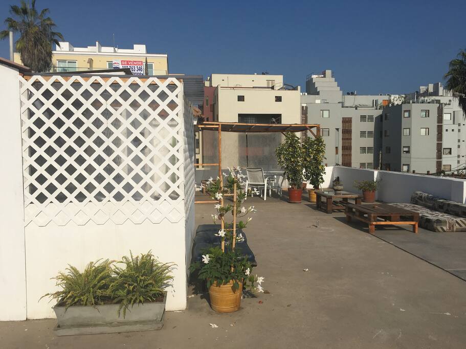 Terraza con cocina, cuarto y baño