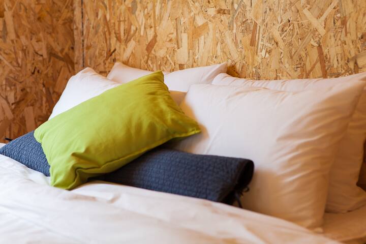 Používajú sa dva druhy posteľnej bielizne: biela alebo s kvetinovým vzorom (4 vankúše, 1 vankúšik).