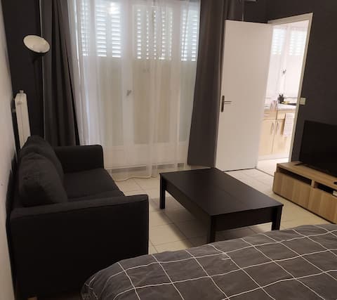 Top performing Airbnb: Beautiful apartment 20 minutes from central Paris in Saint Maur Des Fossés