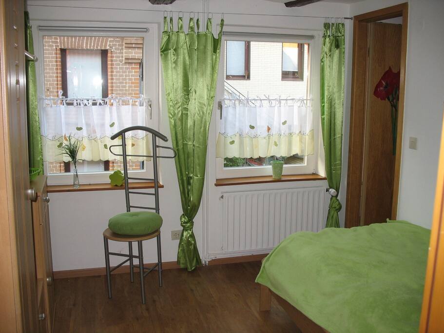 Schlafzimmer 1 mit Einzelbett,
Bad und Dusche dahinter im 1. OG