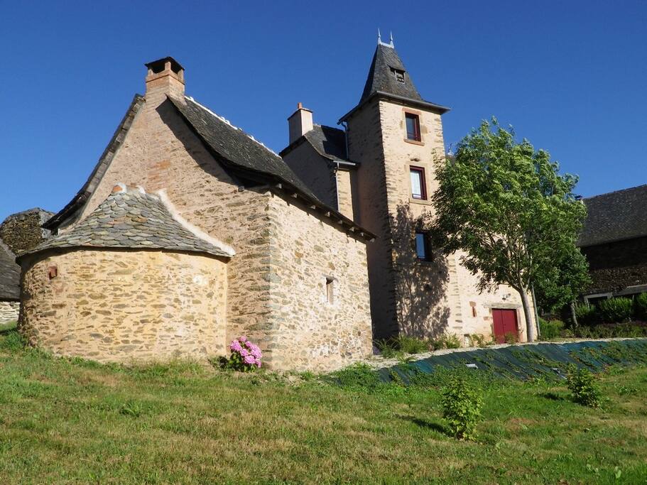 La Tourelle vue depuis la prairie qui jouxte le Gîte