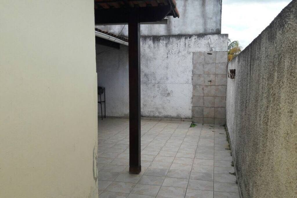 Chuveirão dos fundos da casa