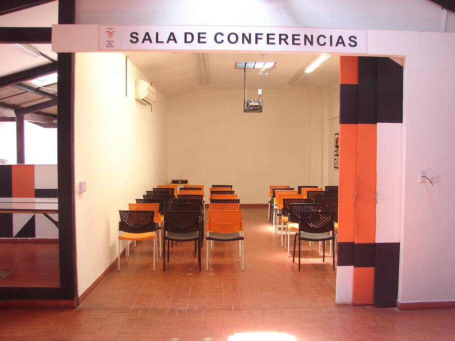 Salones equipados con ayudas audiovisuales.