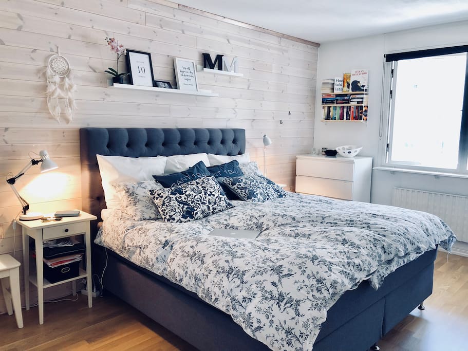 Sovrum/Bedroom, 180 cm säng/bed.