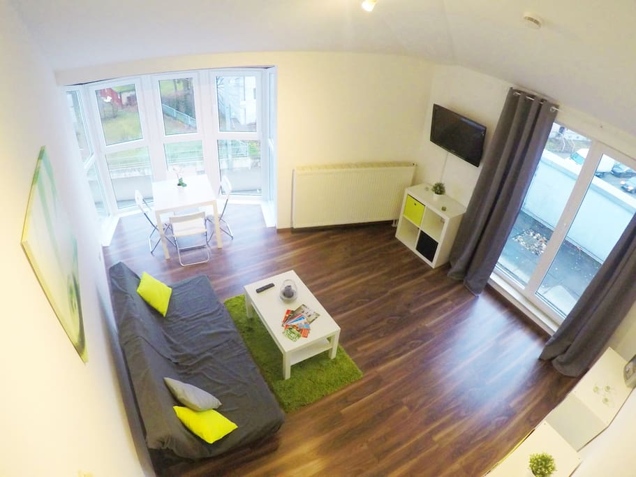 TV mit DVD-Player und Filmauswahl