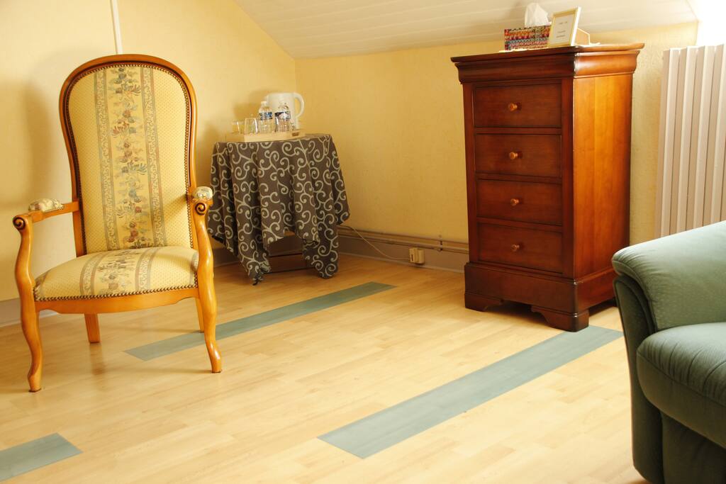 Chambre jaune - espace détente