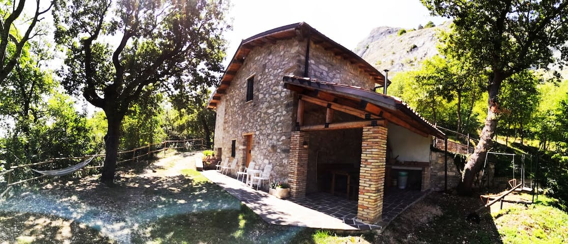 stone house in the woods      casetta nel bosco