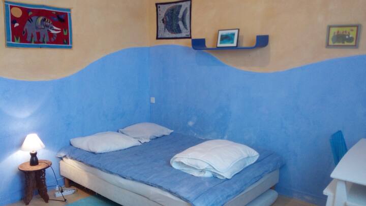 ห้องนอนเด็กเตียงขนาด 140 หลังที่นอน 90 หลังใต้เตียงและเตียงเด็กอ่อนที่ไม่มีที่นอน