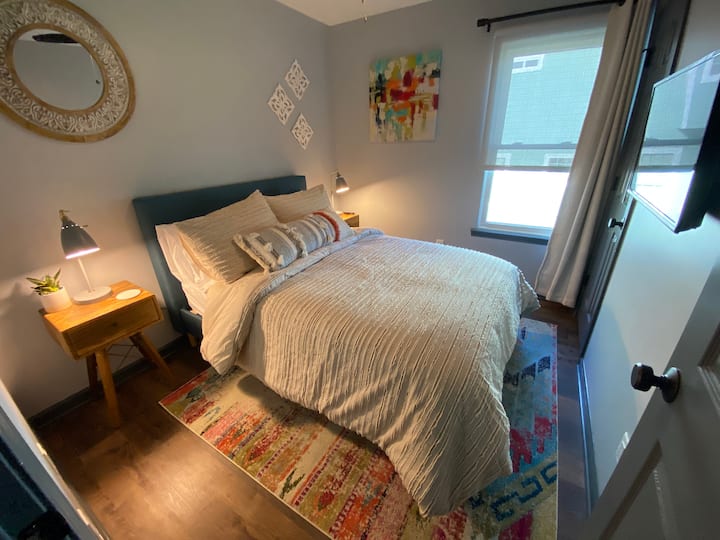 Ова е трета спална соба опремена со кревет со целосна големина и кадифена постелнина. 