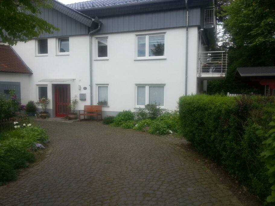 Haus, unten rechts die Fenster des freien Zimmers