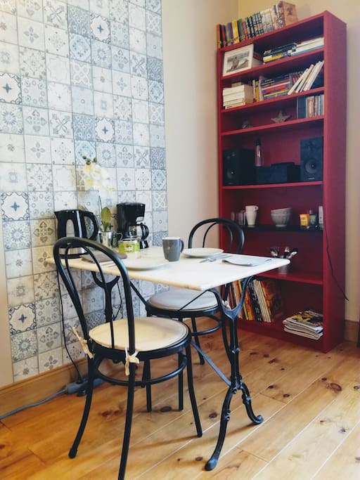 Pour le petit déjeuner (fourni), table pour 2, thé, café, tisane en libre service. A votre disposition : une chaîne hi-fi, radio, des livres.