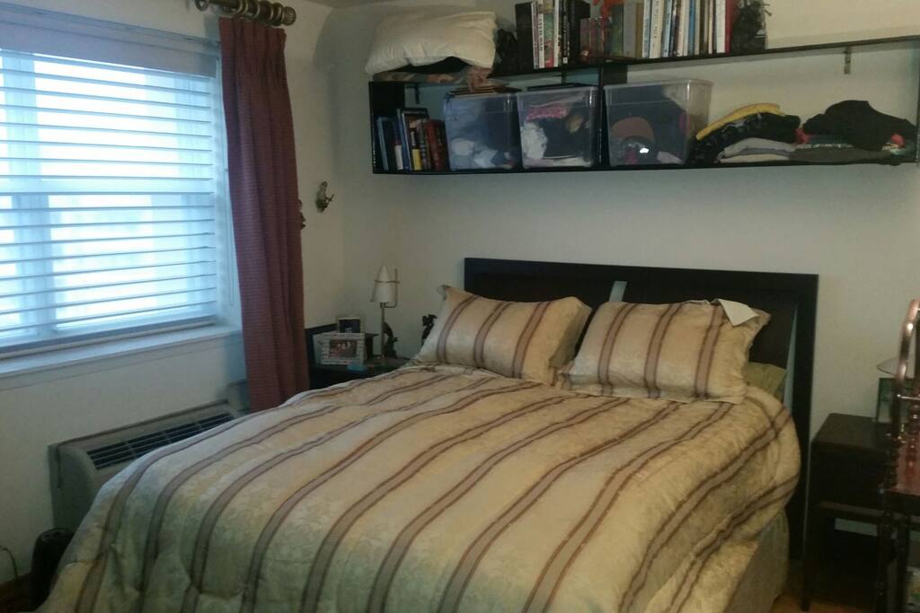 BR w/ queen bed, desk, closet and cable TV