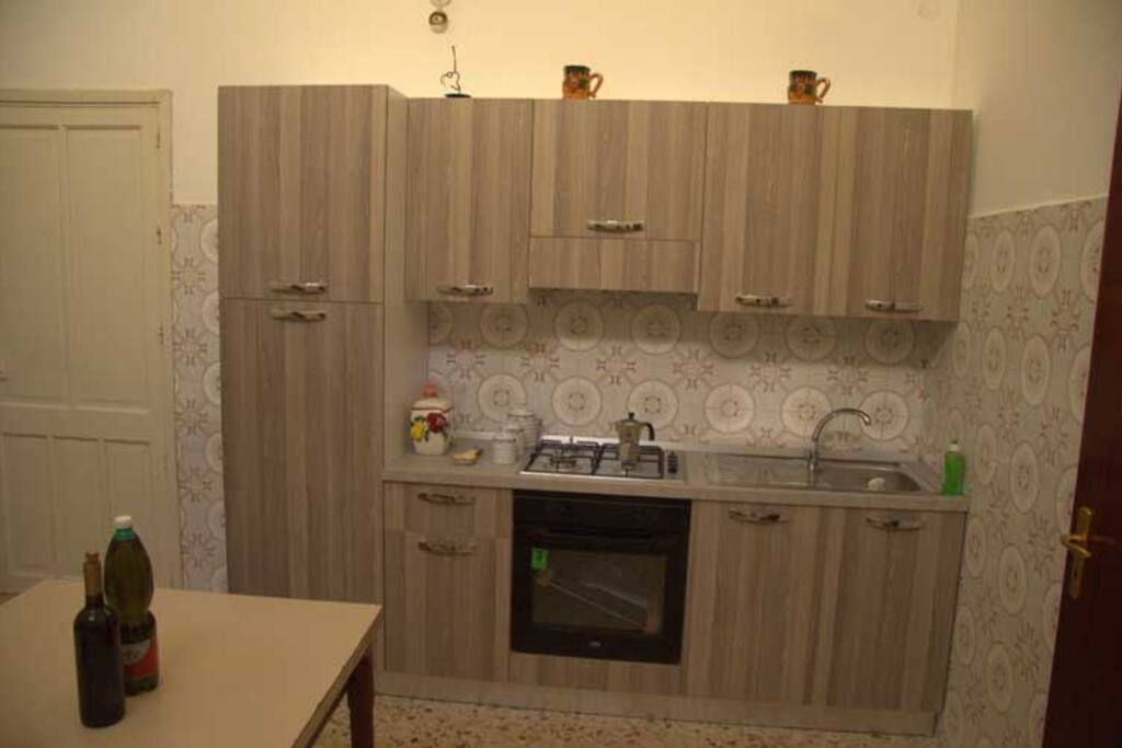 cucina con elettrodomestici