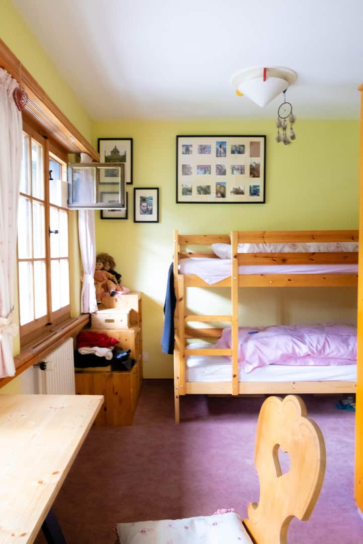 Chumba cha kulala cha 3 na vitanda vya bunk, utulivu na jua, inakabiliwa na bustani na jua kubwa, inafaa kwa watoto