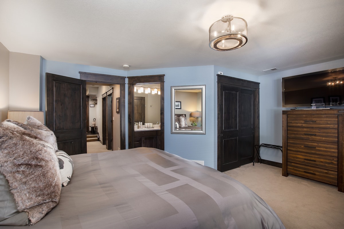 Ogromna spavaća soba s bračnim krevetom i kupaonicom!
