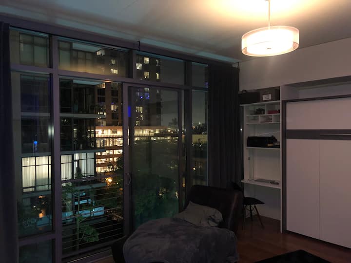 Мърфи легло във всекидневната. Удобно, чисто и буквално чисто ново.