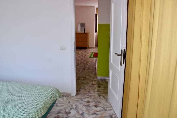 Поглед од спалната соба, зад завесата многу голема гардероба - поглед од спалната соба, голема просторија за складирање зад завесата