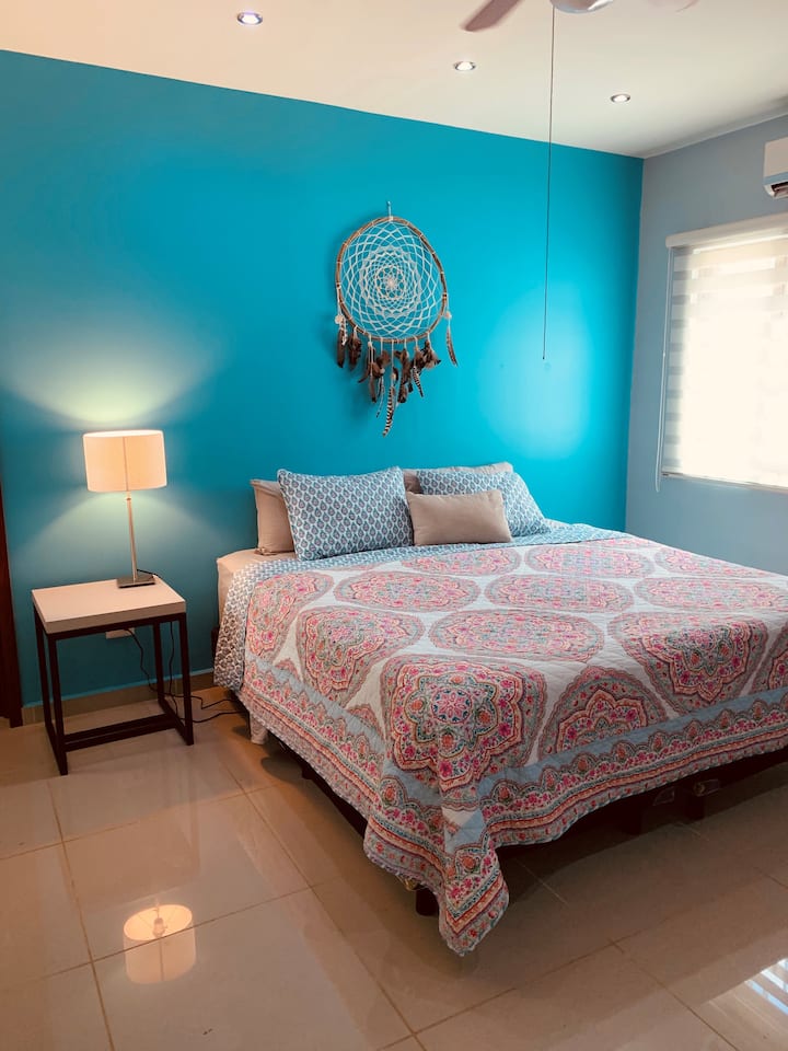 Hlavná spálňa s vlastnou kúpeľňou a šatníkom. 