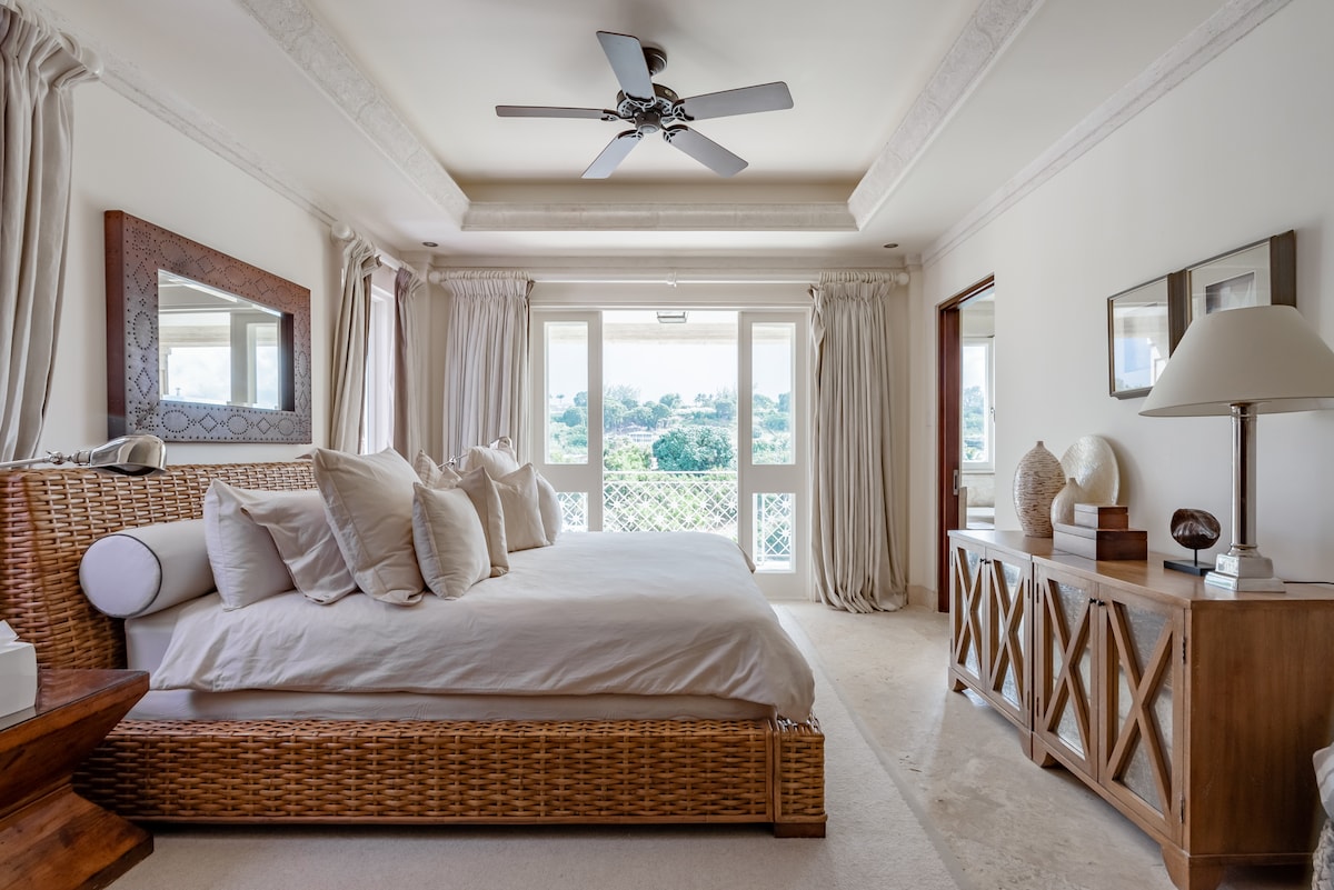 Magandang kuwarto na may king size na higaan sa US, air conditioning, ceiling fan, pribadong balkonahe, aparador, at magandang en suite.