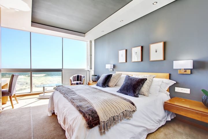 MASTER BEDROOM WITH OCEAN VIEW OF BANTRY BAY