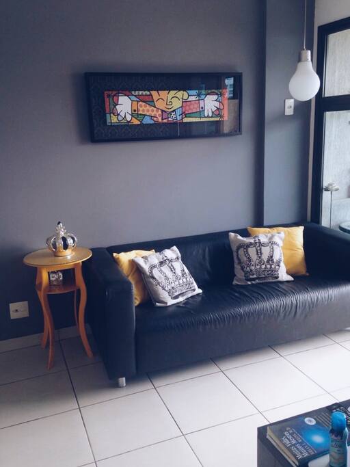 Sala com sofá, mesa de jantar e televisão